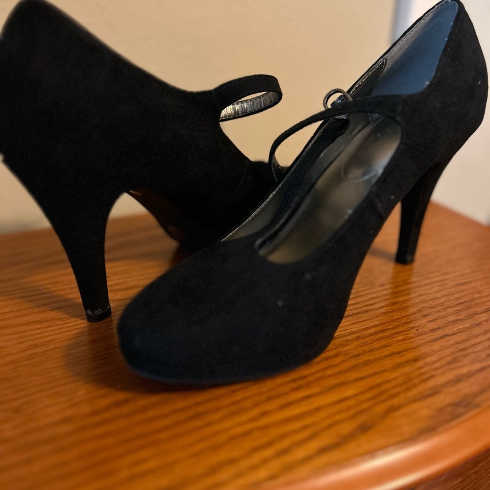 Black suede heel great condition